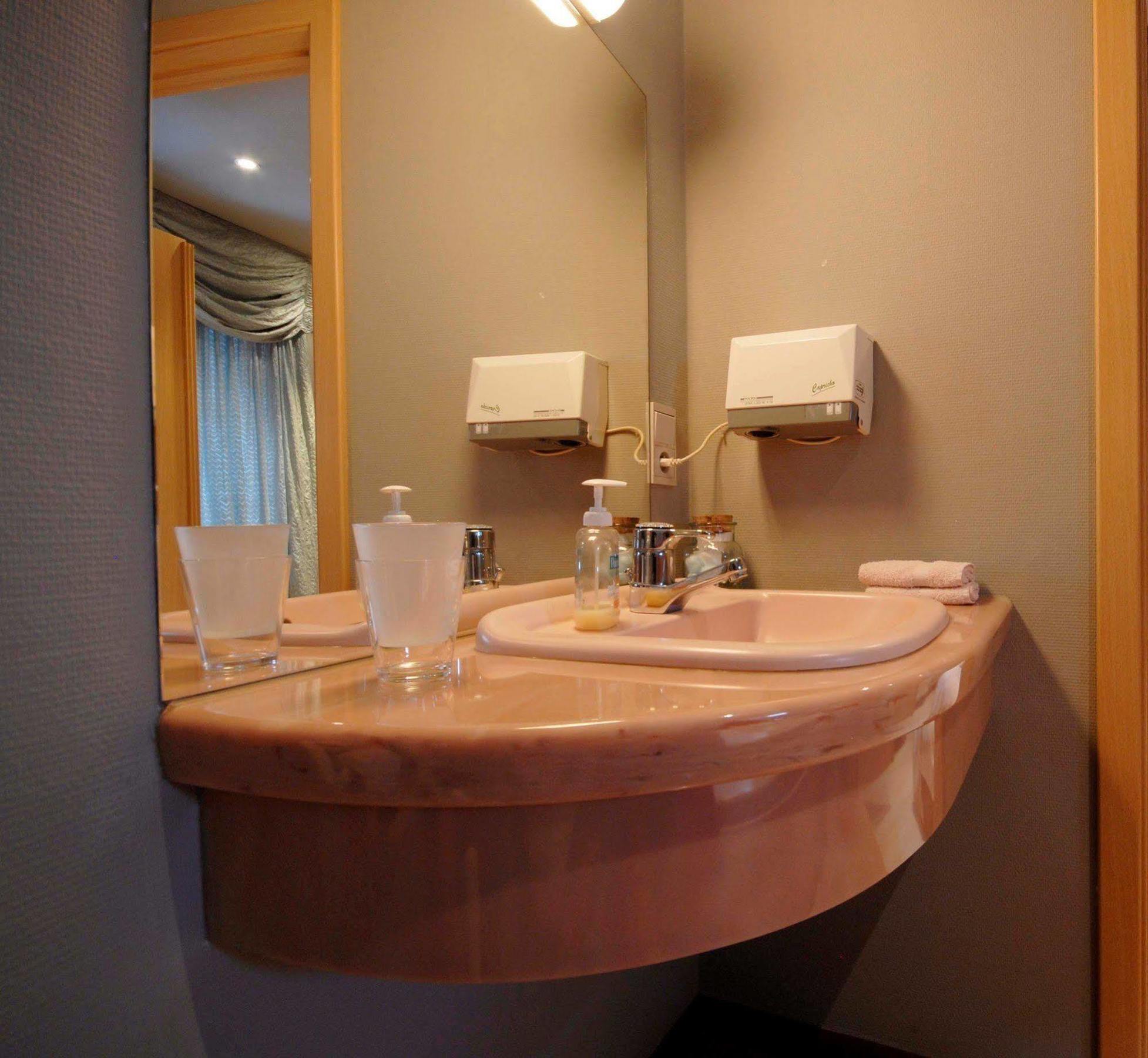 Hotel Duivels Paterke Harelbeeksestraat 29, 8500 Кортрейк Екстер'єр фото
